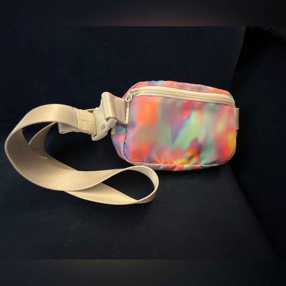Lululemon Everywhere Belt Bag in Prism Wash Print Multi Vapor - Picture 2 of 6
